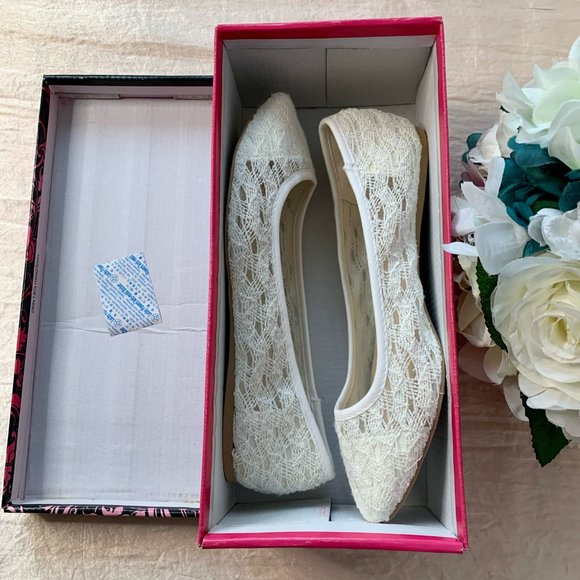 NWT CUTE Qupid "Swift-63" in White Lace Flats (6) - Picture 8 of 8